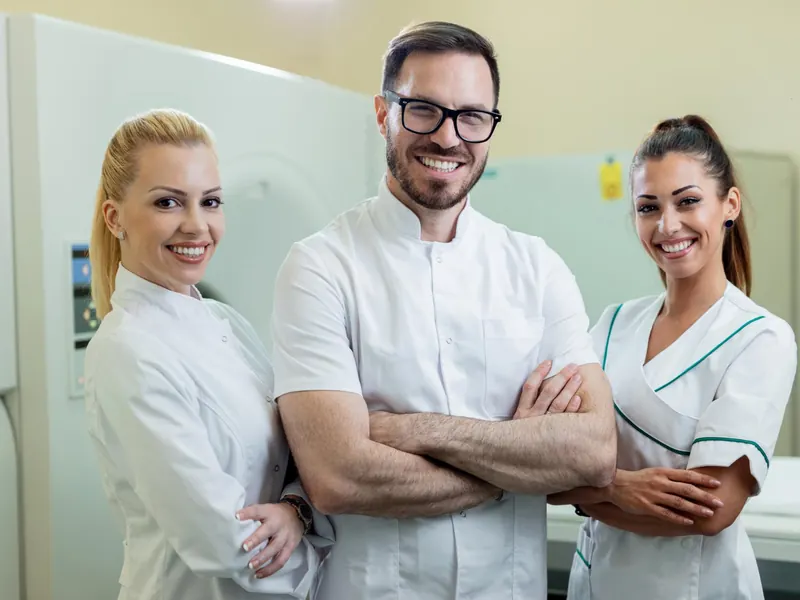 Equipo odontológico sonriendo