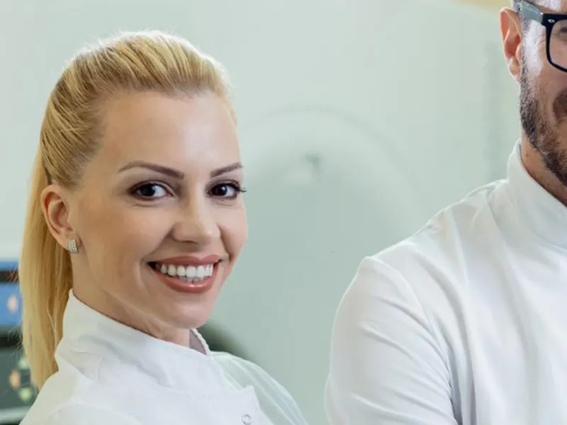 Paciente sonriendo con prótesis dental